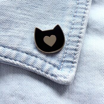 Pin's chat avec coeur émaillé - Noir & argent 1