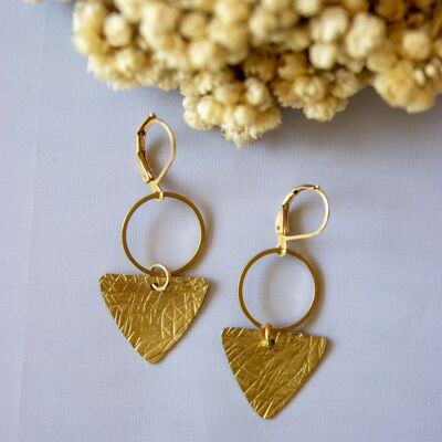 Textured triangle earrings with lines, in brass