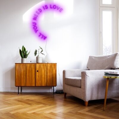Lila LED-Neon, alles, was Sie brauchen, ist Liebe