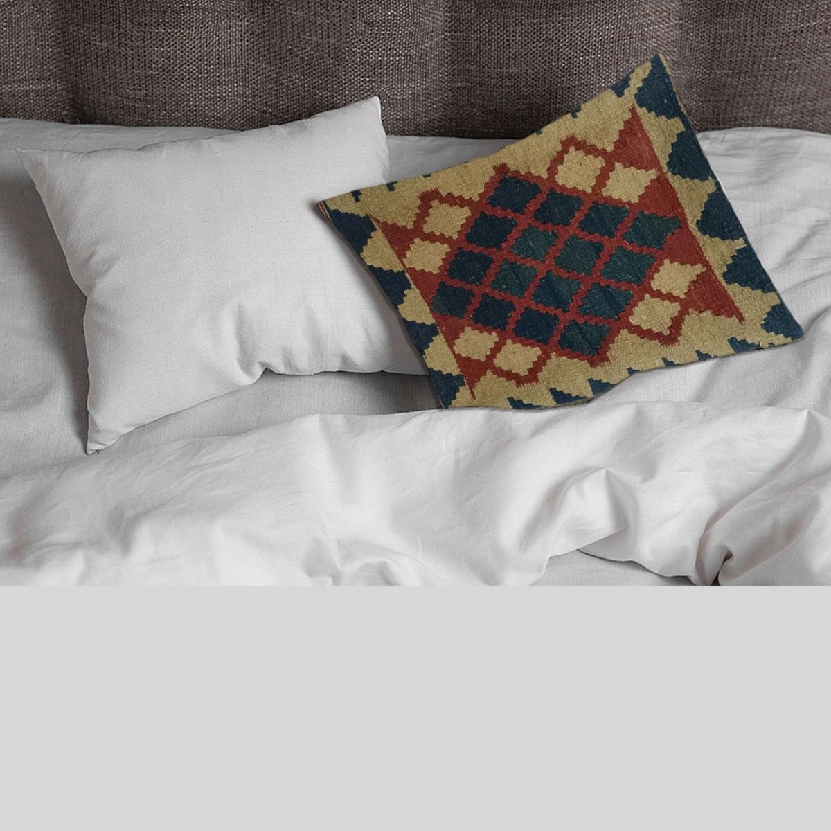 Kilim handvävt kuddfodral i gul metall