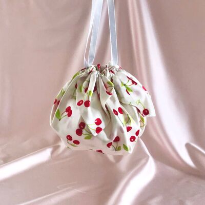 Puff Mitzi de seda con estampado de cerezas y cadena gris