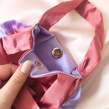 Pétale de rose avec sac à volants Marina en soie lilas-chaîne grise 4