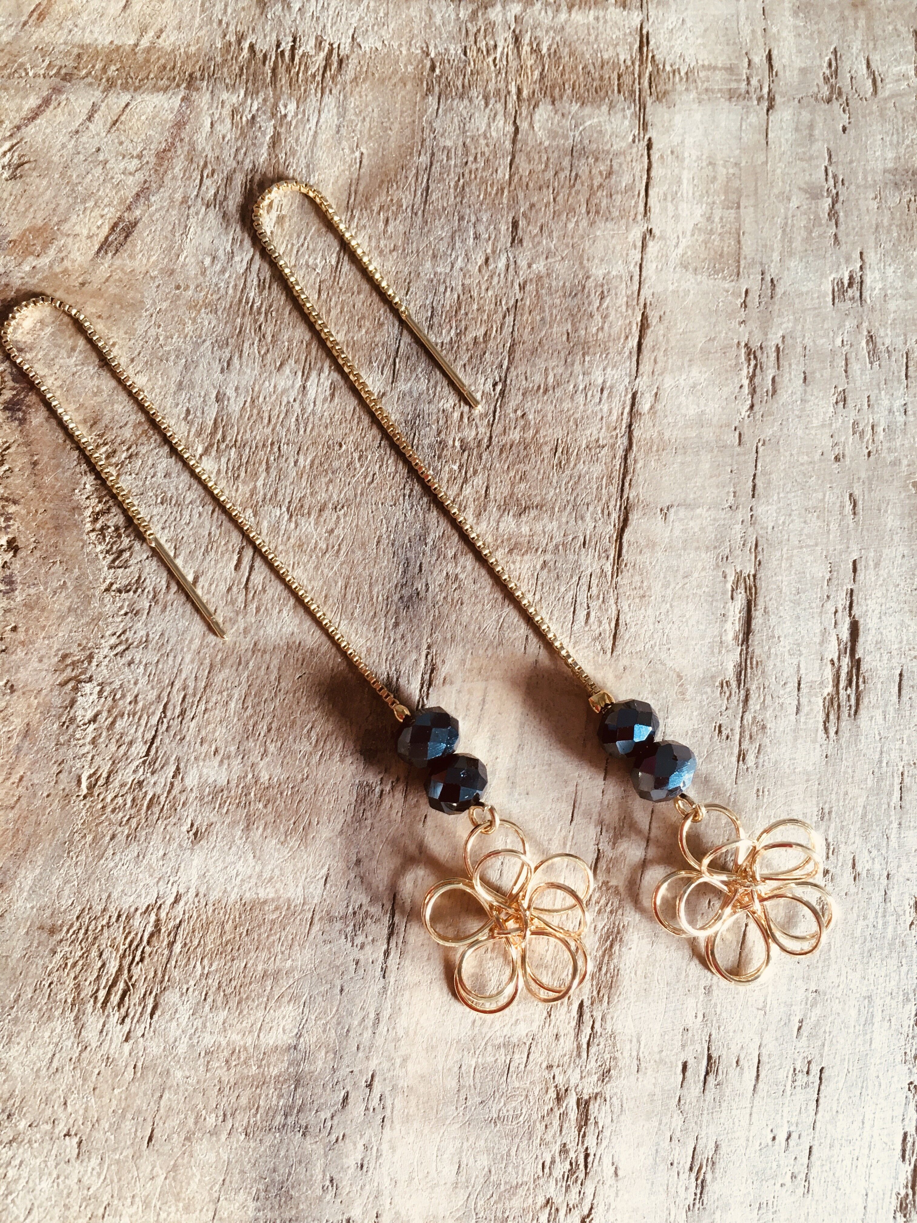 Zarte Blumenohrringe aus vergoldetem und schwarzem Kristall