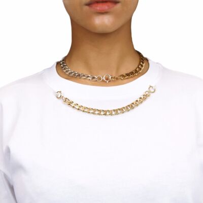 Camiseta blanca y cadena dorada