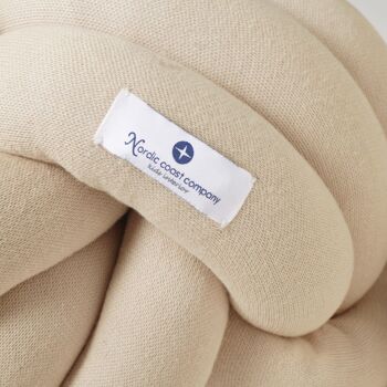 Coussin noeud en tricot beige 3