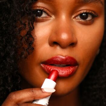 Le rouge à lèvres La Fatale BIO teinte cuivrée irisée (nourrit, protège, repulpe les lèvres) 5