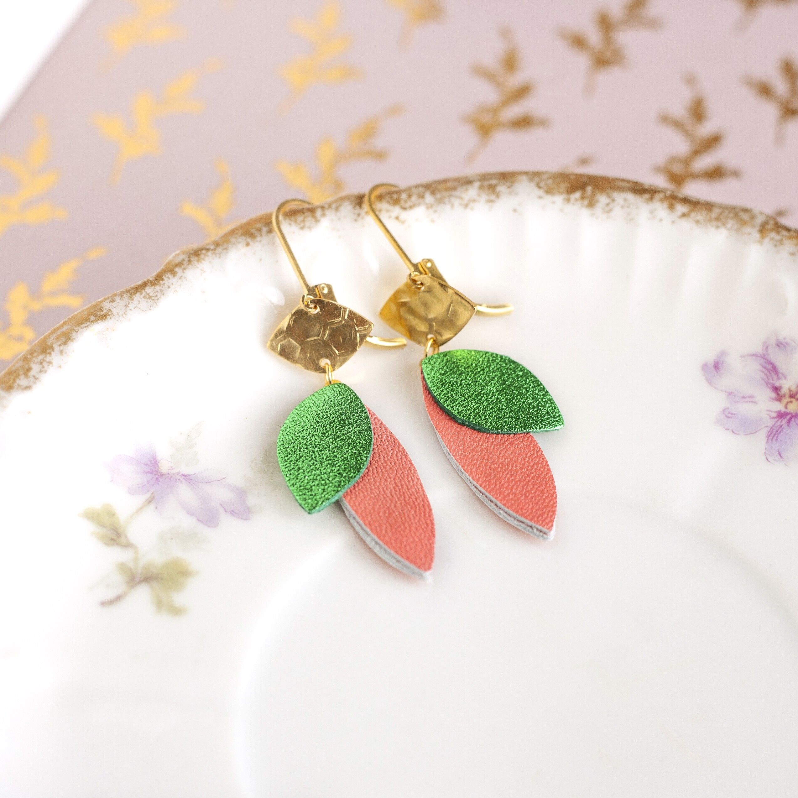 Orecchini Lozaa in pelle verde metallizzato e rosa incarnato