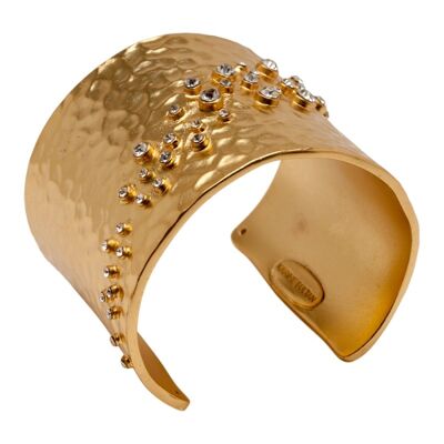 LOU - B50596.11 - Bracelet doré à l'or fin 24 carats mat martelé avec des cristaux clairs en diagonale
