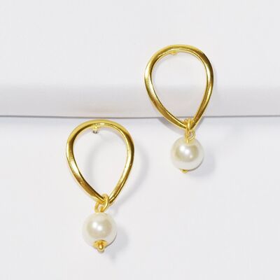 E70630.10 - Boucle d'oreilles dorée en forme de larme avec une perle