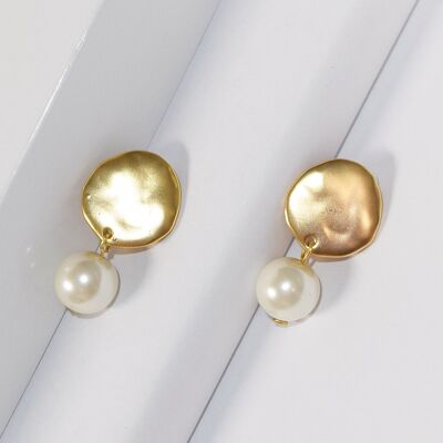 E70613.10 - Boucle d'oreilles dorée en forme de goutte avec une perle