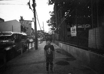 Garçon dans la rue - Dominic G. Villamin Jr., 5 ans - carte postale A6 2