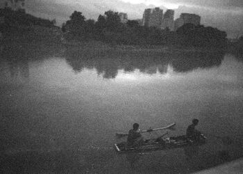 Fishing In The River - Aeron Denver Delos Reyes, 9 ans - Affiche A3 dans cadre (noir) 2