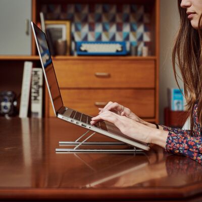 Plexy: supporto per laptop pieghevole in alluminio