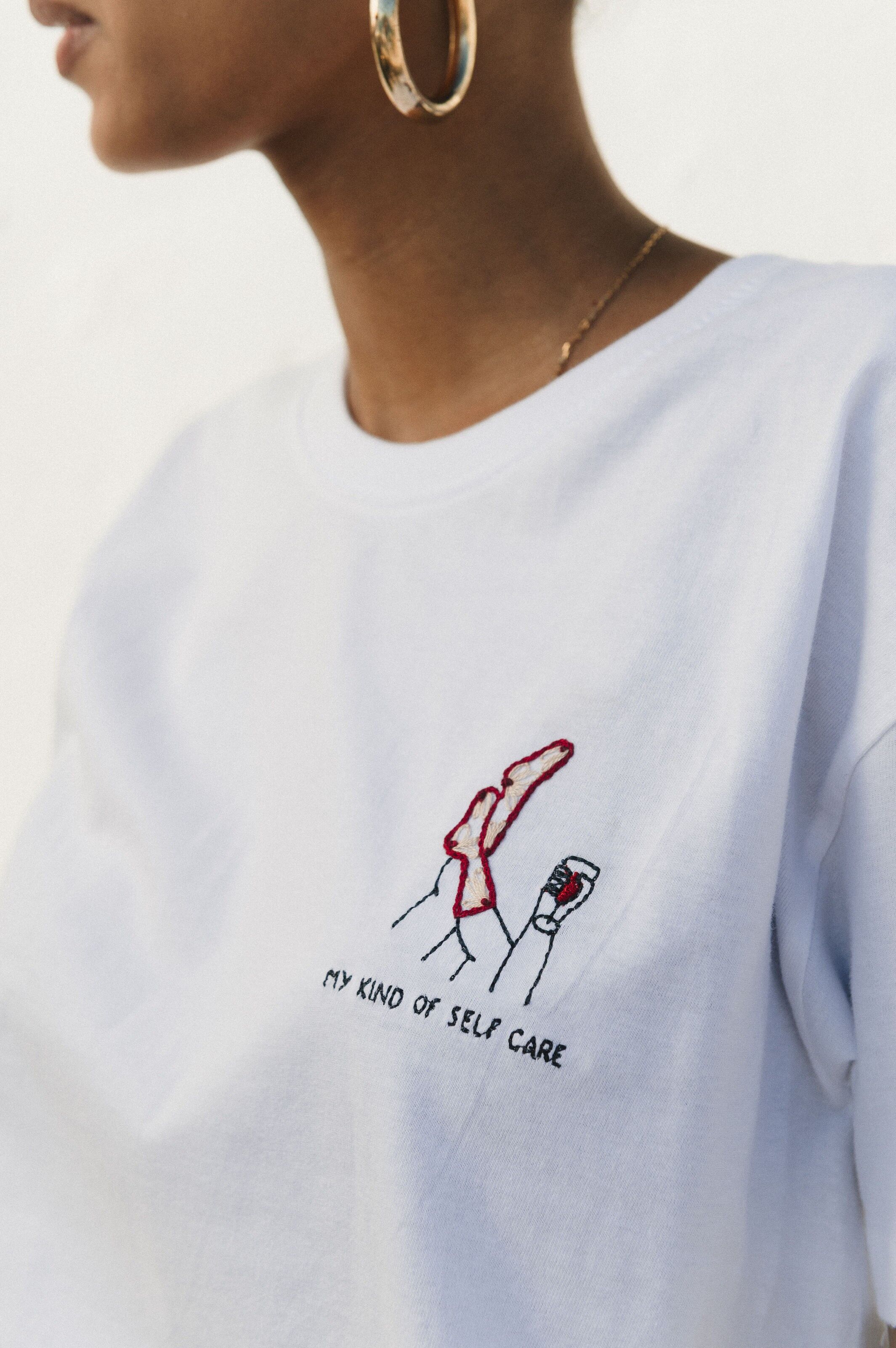 Camiseta bordada Mi tipo de autocuidado