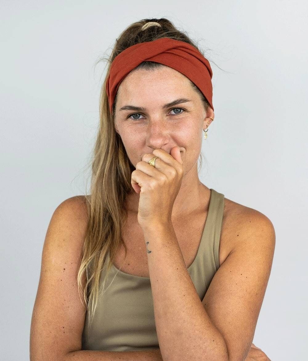 SERRE-TÊTE AVEC DÉTAIL ENVELOPPE EN JERSEY BIOLOGIQUE AU HENNA