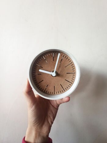 petite horloge de bureau en TECK Aiguille Blanche 10 cm et le socle 7x4x3cm 2