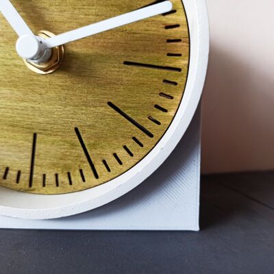pequeño reloj de escritorio VERDE Aguja Blanca 10 cm y la base 7x4x3cm