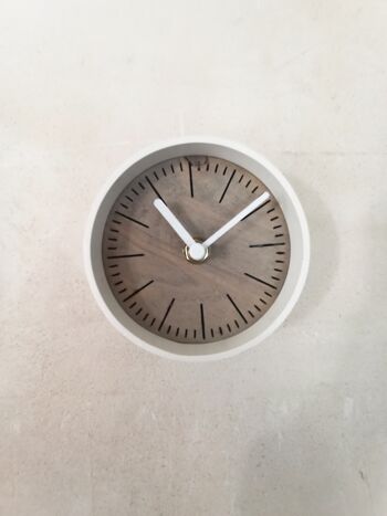 petite horloge de bureau GRISE Aiguille Blanche 10 cm et le socle 7x4x3cm 2