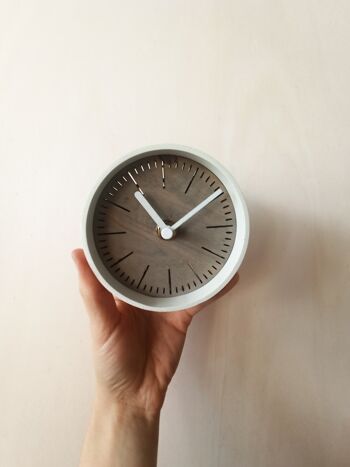 petite horloge de bureau GRISE Aiguille Blanche 10 cm et le socle 7x4x3cm 3
