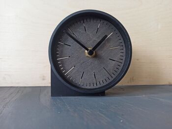 petite horloge bLUEdesk Black Needle 10 cm et le socle 7x4x3cm 1