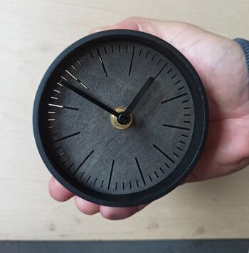 petite horloge bLUEdesk Black Needle 10 cm et le socle 7x4x3cm 2