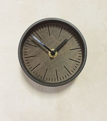 petite horloge bLUEdesk Black Needle 10 cm et le socle 7x4x3cm 4