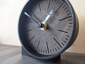 petite horloge bLUEdesk Black Needle 10 cm et le socle 7x4x3cm 5