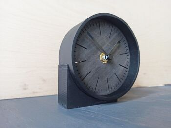 petite horloge bLUEdesk Black Needle 10 cm et le socle 7x4x3cm 6
