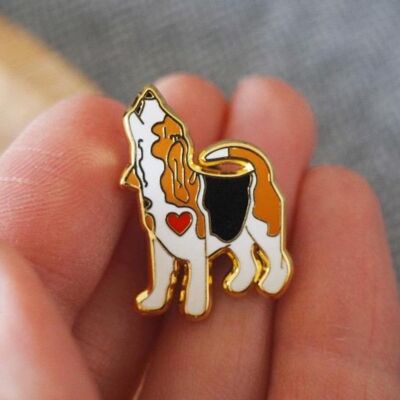 Beagle Enamel Pin Badge - Howling Beagle - Lemon and white - rubber clutch