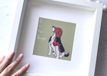 Beagle Art Print - Assis "B is for Beagle" - vert sauge - Mon propre nom - Encadré 2