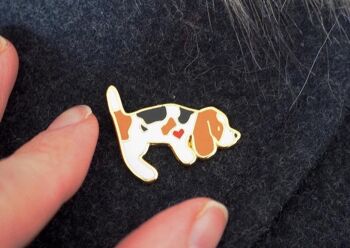 Beagle émail Pin Badge - reniflement Beagle - citron et blanc - dos de verrouillage en métal 2