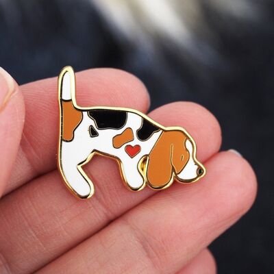 Beagle Enamel Pin Badge - Sniffing Beagle - Tri Colour - rubber clutch back