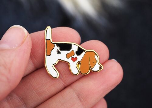 Beagle Enamel Pin Badge - Sniffing Beagle - Tri Colour - metal locking back