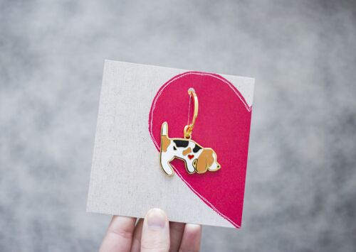 Beagle Enamel Keyring - Sniffing Beagle - Tri colour beagle - Plain heart backing card - No Tag