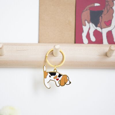 Beagle Enamel Keyring - Sniffing Beagle - Tri colour beagle - Plain heart backing card - Dog Mum Tag