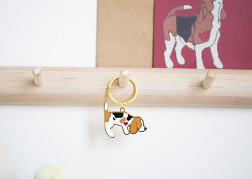 Beagle Enamel Keyring - Sniffing Beagle - Tri colour beagle - Plain heart backing card - Dog Dad Tag