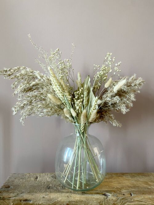 Neutral dried flower bouquet