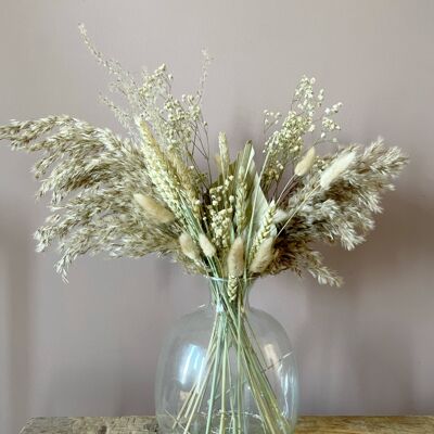 Neutral dried flower bouquet