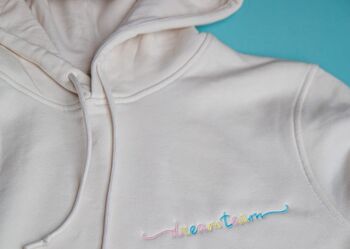 Sweat à capuche en coton bio blanc cassé avec broderie Dreamteam multicolore 28