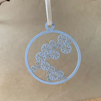 Etichette regalo realizzate con scaglie di carta naturale di colore blu