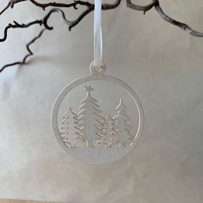 Etichette regalo realizzate in carta naturale per alberi di Natale color bianco crema