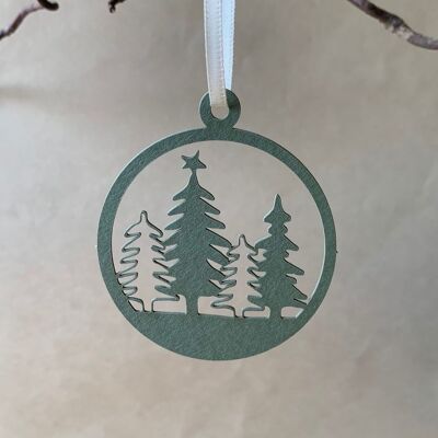 Etichette regalo realizzate in carta naturale per alberi di Natale di colore verde