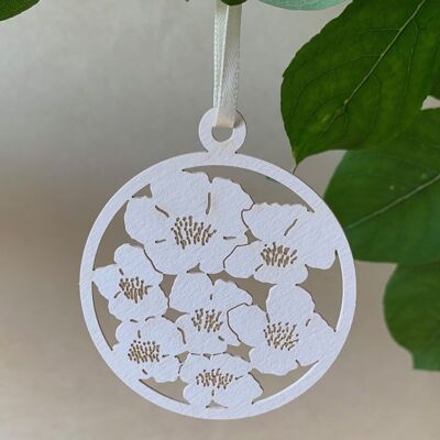 Etichette regalo realizzate con anemoni di carta naturale colore bianco naturale