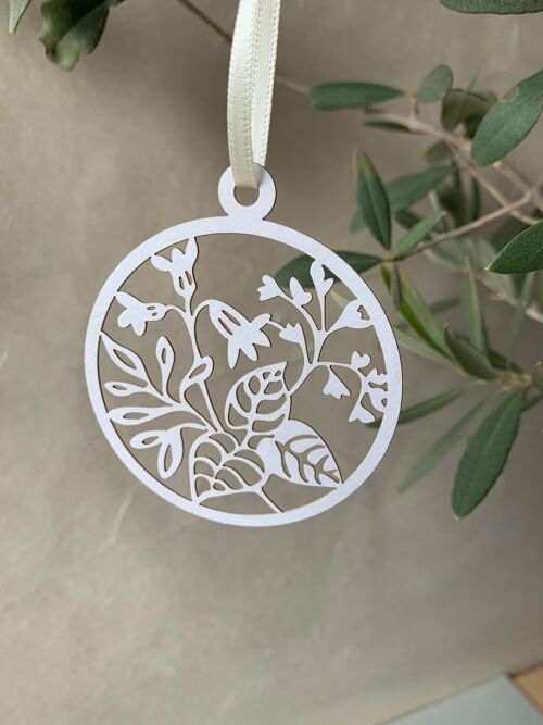 Geschenkanhänger aus Naturpapier Blumenwiese Farbe weiß