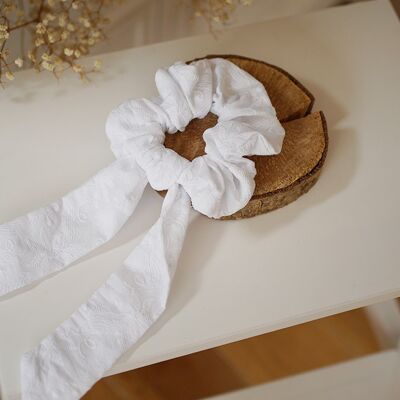 Gabrielle Ribbon Scrunchie Blanco Bordado Inglés