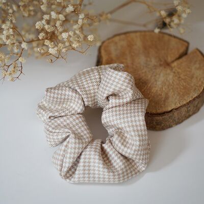 Scrunchie de Tamara con estampado de pata de gallo beige y blanco