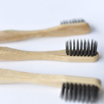 Brosse à dents en bambou avec poils en charbon de Acala 2