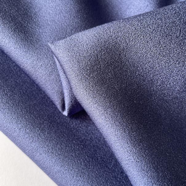 Tessuto in crepe di raso blu navy