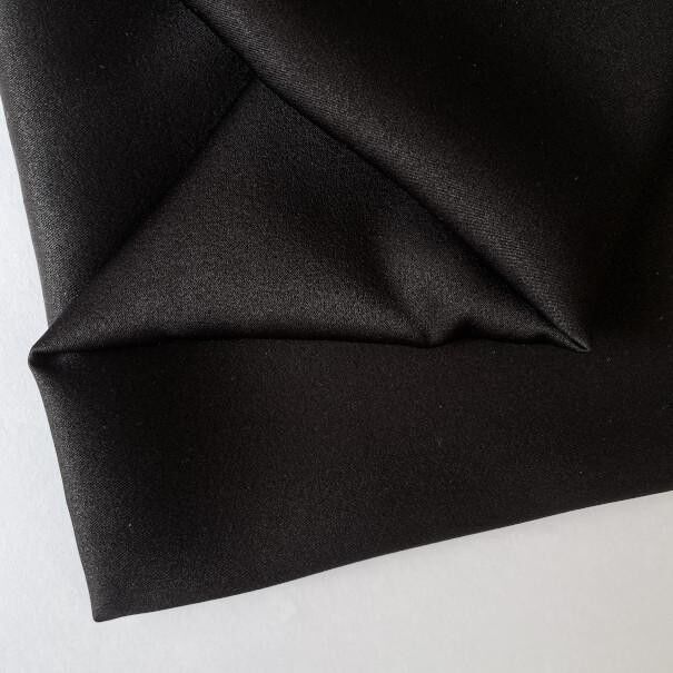 Tessuto di raso pelle di angelo nero