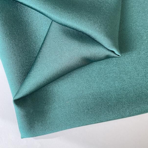 Tessuto in raso di pelle d'angelo verde anatra